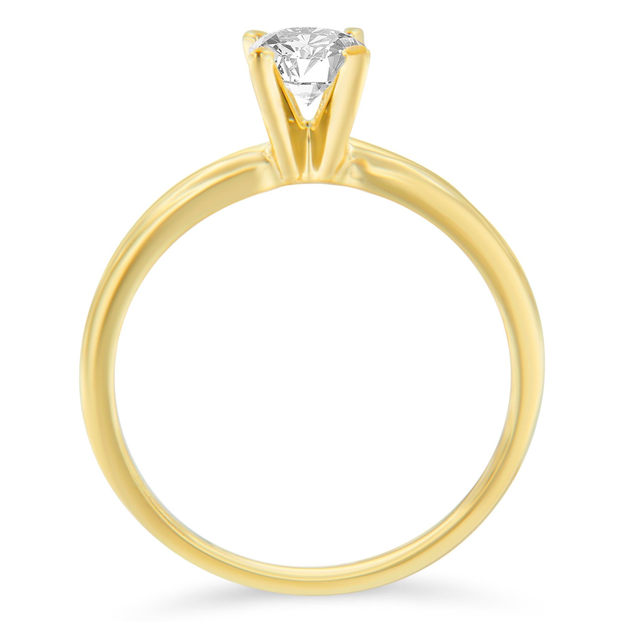 Déclarez votre amour à l'être cher avec cette magnifique bague de fiançailles en diamants de 1/2 ctw. Cette bague solitaire est dotée d'un anneau en or jaune 14k qui encadre parfaitement un diamant rond dans une monture classique à quatre griffes.