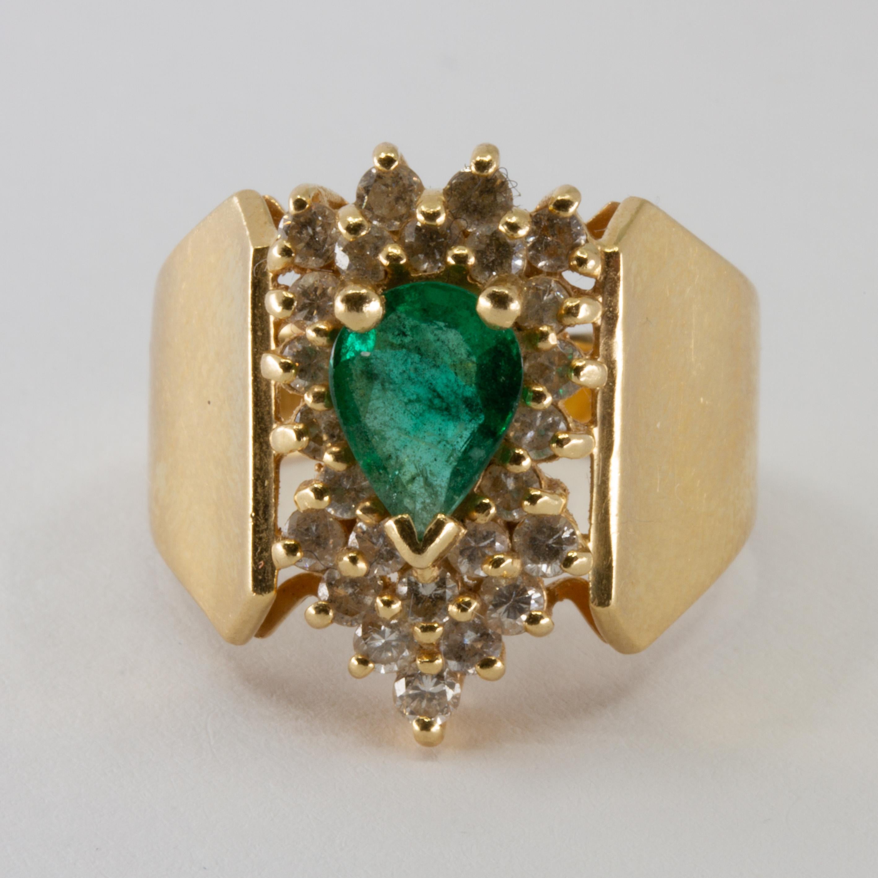 14 Karat Yellow Gold and Emerald Ring, circa 1980 In Good Condition In Kingston, NY