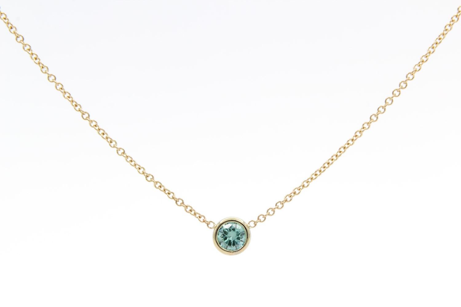 Nous avons le plaisir de vous présenter ce collier à chaton en or jaune 14k certifié GIA et diamant naturel irradié vert. Ce joli bijou est orné d'un diamant rond de taille brillant certifié GIA de 0,32 carat, de couleur vert foncé irradié, serti