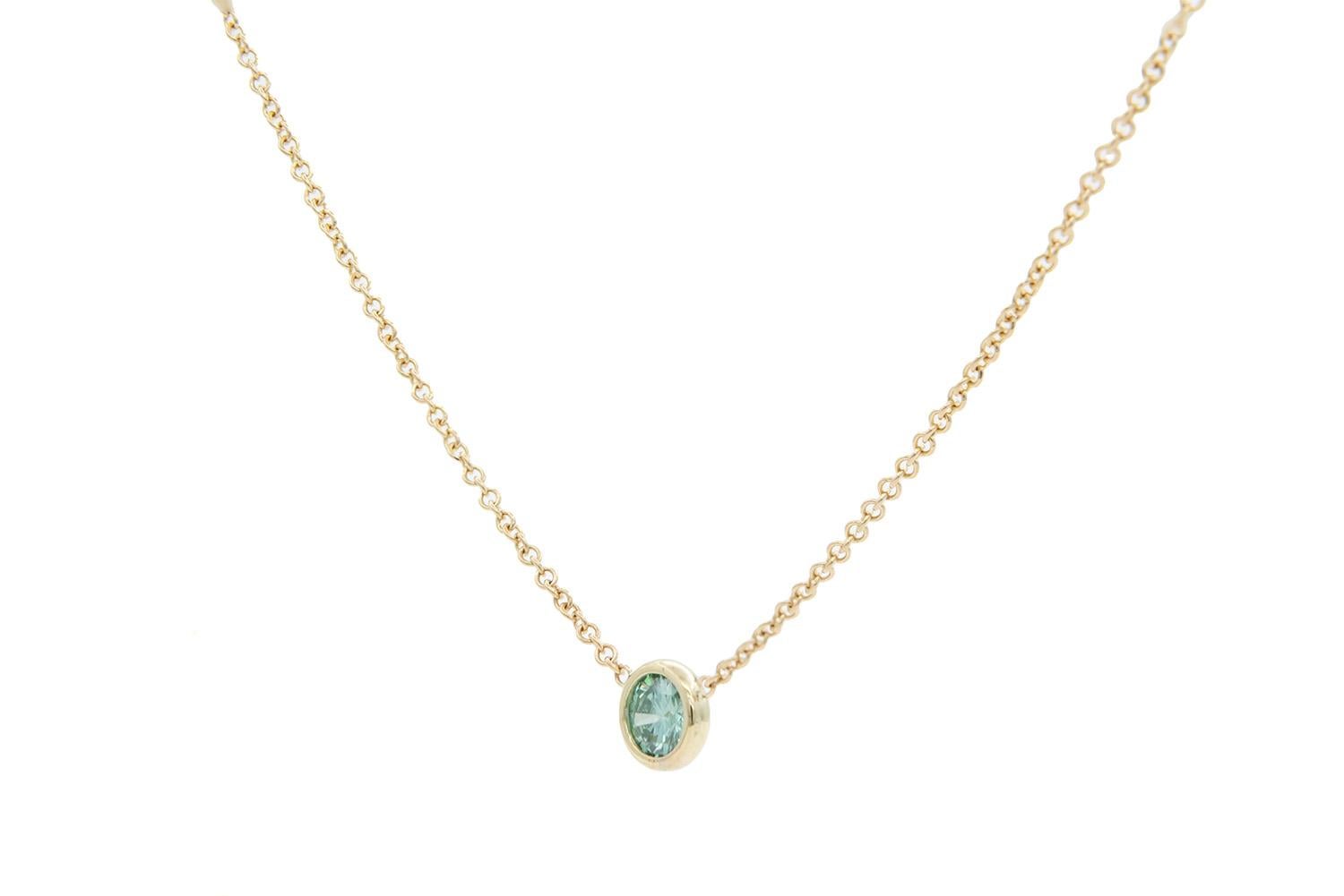 Contemporain Collier pendentif en or jaune 14 carats et diamants verts et diamants verts certifiés GIA 0,32 carat en vente