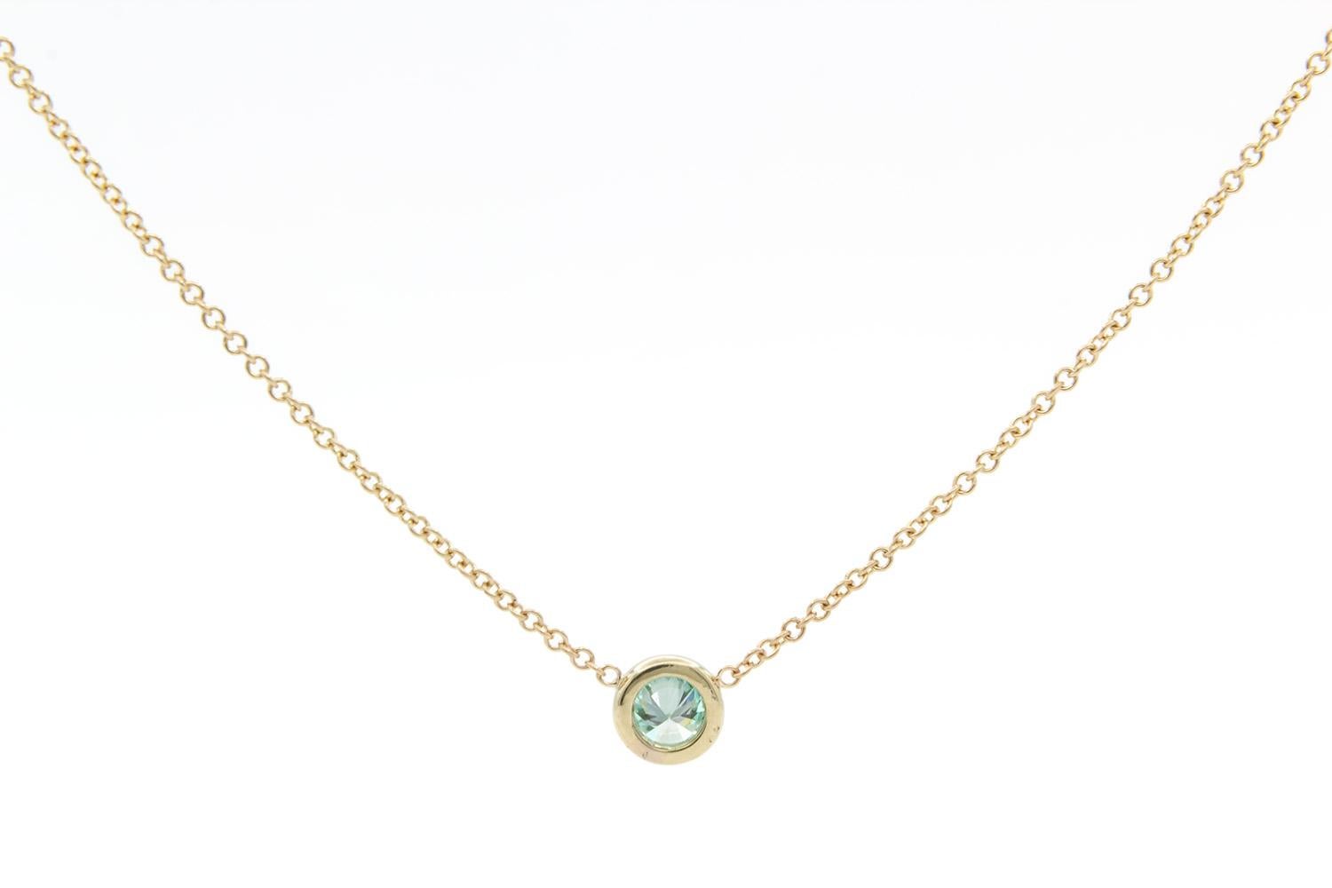 Taille brillant Collier pendentif en or jaune 14 carats et diamants verts et diamants verts certifiés GIA 0,32 carat en vente