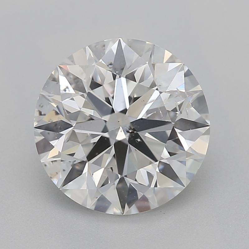 Fabriquée à la main à New York, cette bague en diamant brillant rayonne de sophistication et de charme, avec une superbe pierre centrale de forme ronde F SI2 1,5. Le design est rehaussé par un halo carré brillant orné de diamants ronds de taille
