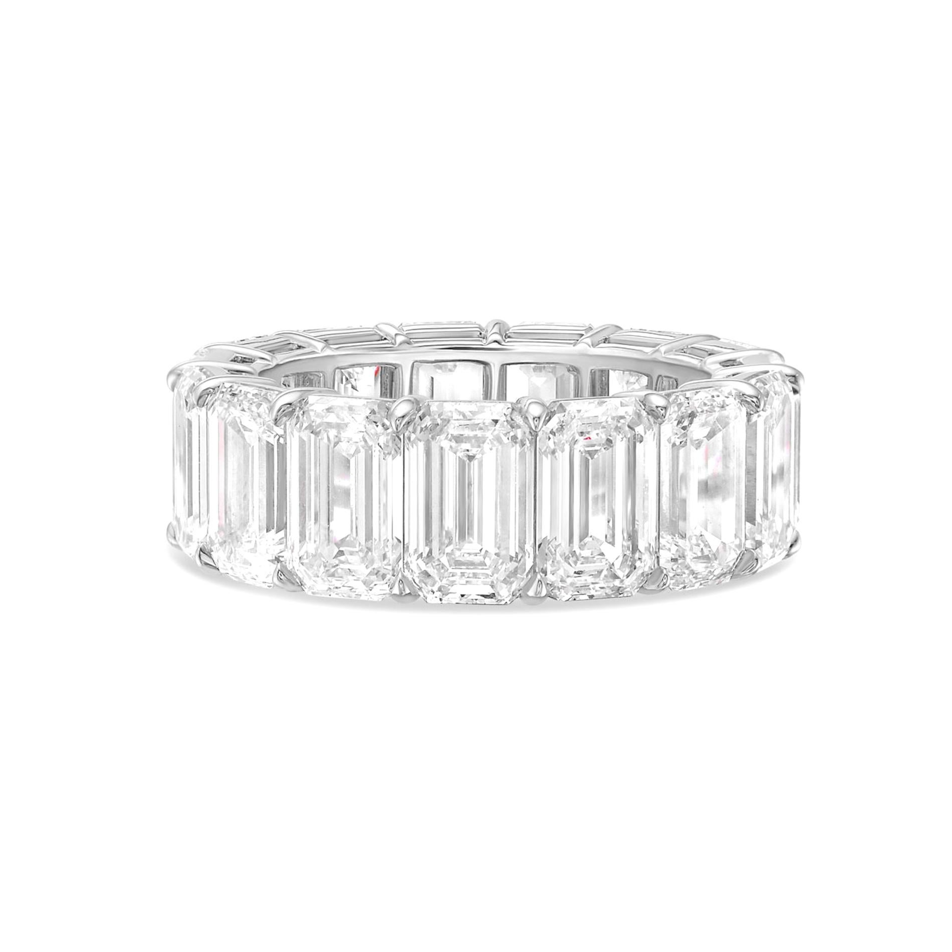 Contemporaneo GIA Certified 15 Carat Emerald Cut Eternity Band Ring FLAWLESS TO VS1 DEF COLOR in vendita
