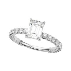 Smeraldo certificato GIA da 1.5 carati con anello di diamanti a eternità parziale