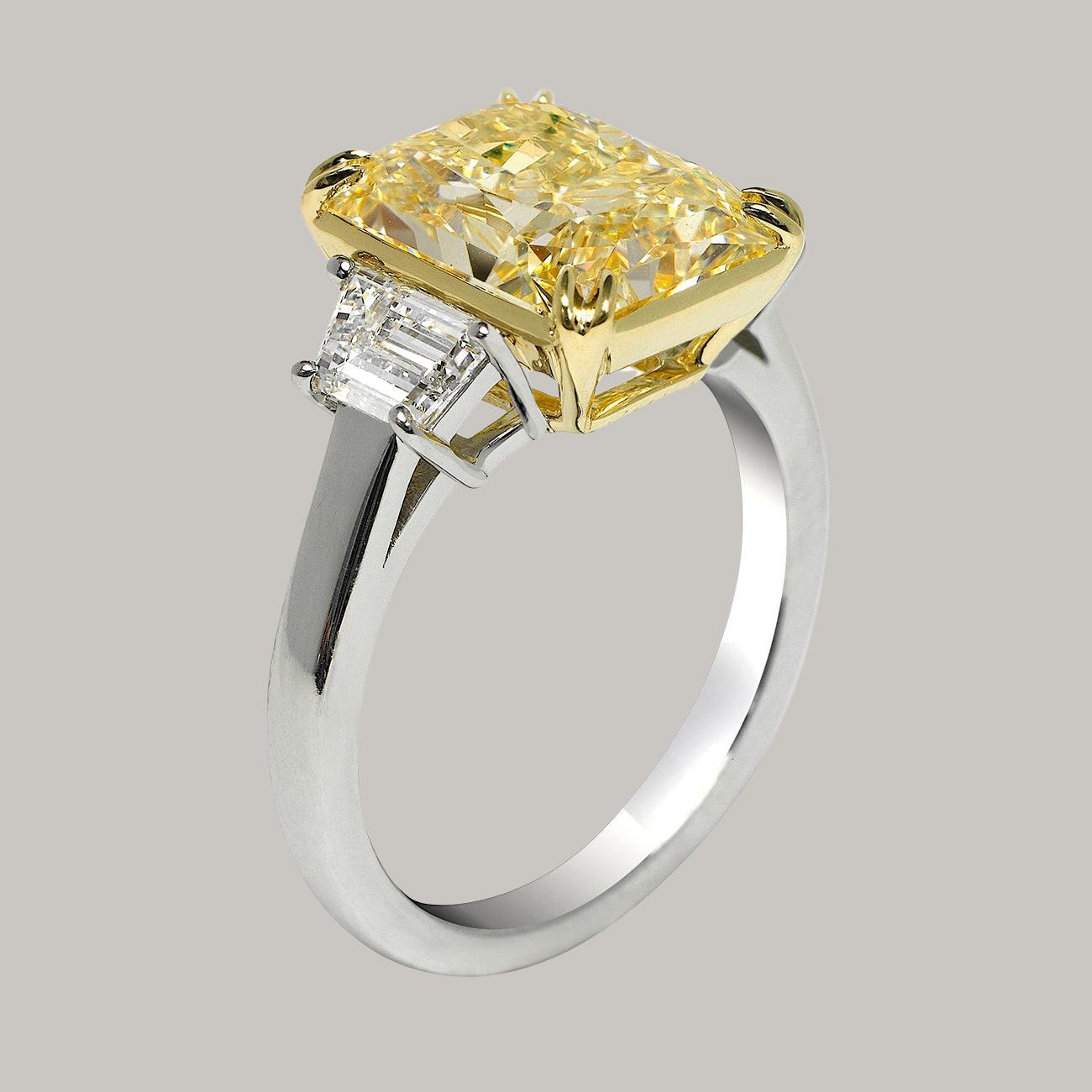 GIA-zertifiziert 15 Karat Fancy Intense Yellow Cushion Diamond Ring (Kissenschliff) im Angebot