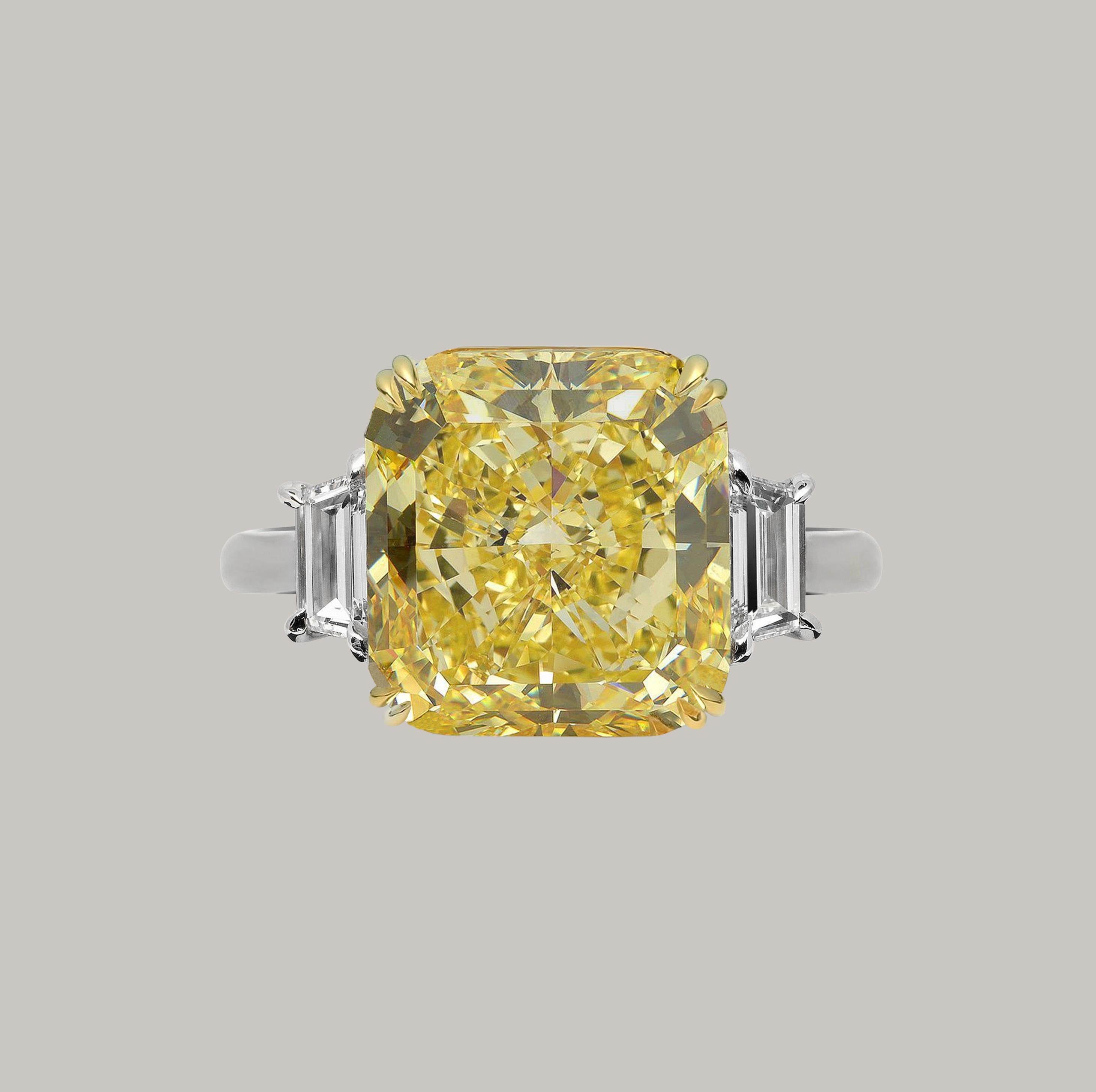 GIA-zertifiziert 15 Karat Fancy Intense Yellow Cushion Diamond Ring im Zustand „Neu“ im Angebot in Rome, IT