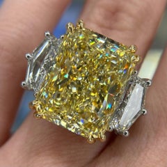 Bague en diamant radiant certifié GIA de 15 carats de couleur jaune intense fantaisie