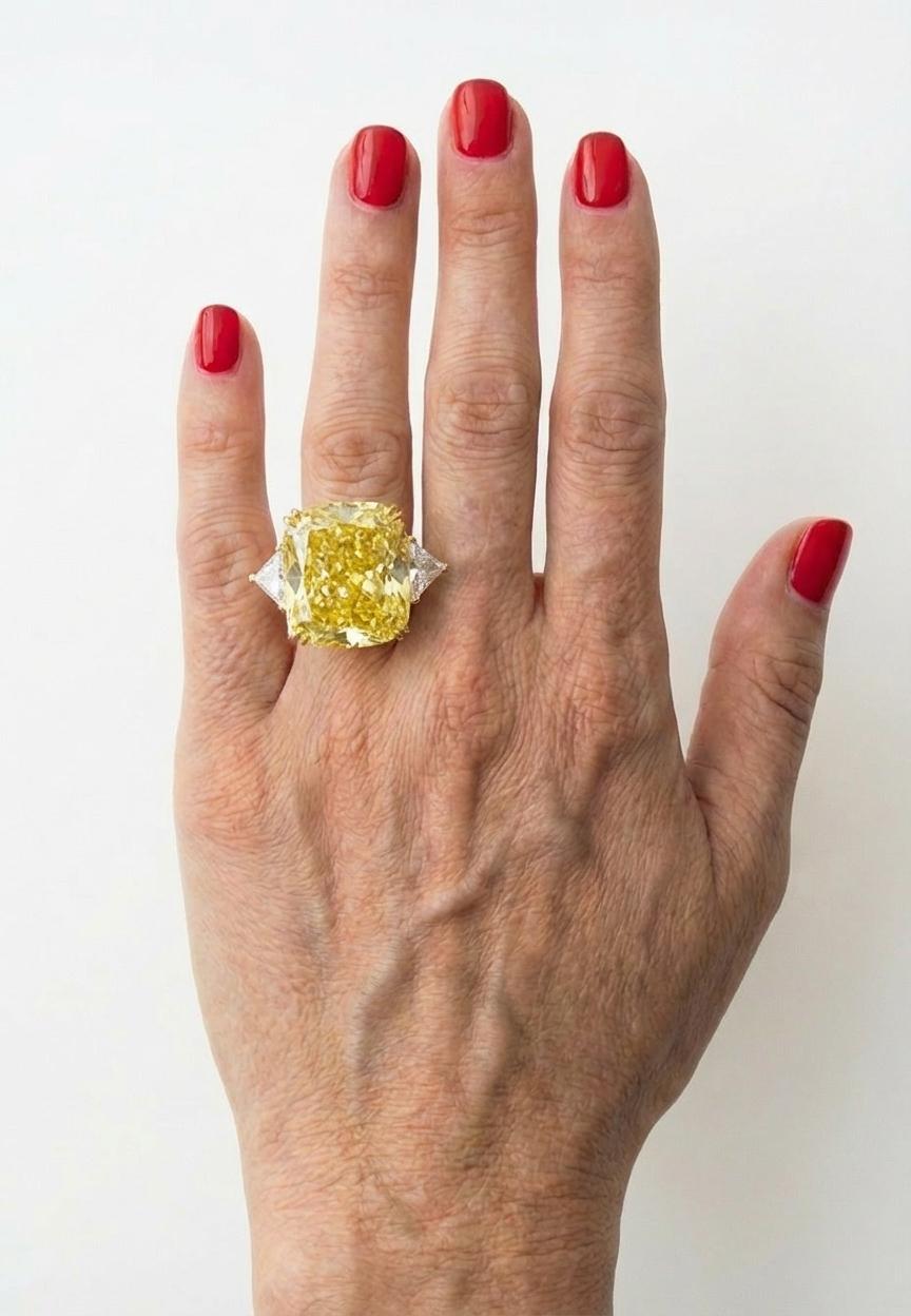 Taille radiant Bague en diamant jaune élégant de 15 carat certifié par le GIA en vente