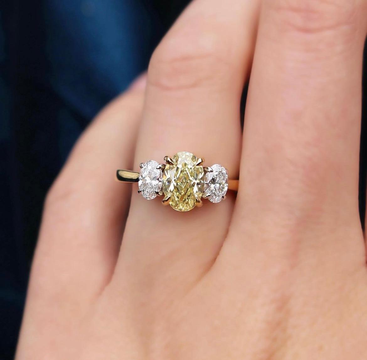 GIA Certified 1.5 carat Fancy Yellow Oval Diamond Ring In New Condition For Sale In New York, NY