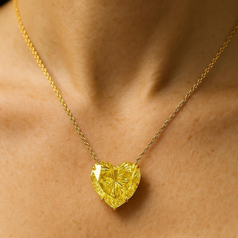 Taille cœur GIA Certified 15 Carat Heart Shape VIVID YELLOW Diamond Pendant Necklace en vente