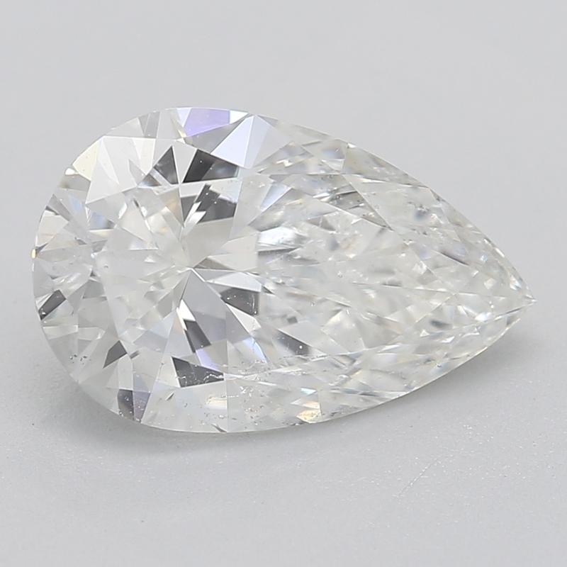 Realizzato a mano a New York, questo squisito anello con diamante presenta un'affascinante pietra centrale, un notevole diamante a pera del peso di 1.5. Classificato H e SI2, il diamante irradia brillantezza e scintillio, rendendolo un vero pezzo