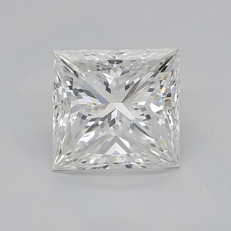 Fabriquée à la main à New York, cette superbe bague en diamant présente une pièce maîtresse remarquable avec un captivant diamant princesse de 1,5 , d'une pureté exceptionnelle SI1 et d'un brillant H. Sertie dans un luxueux platine, la bague est