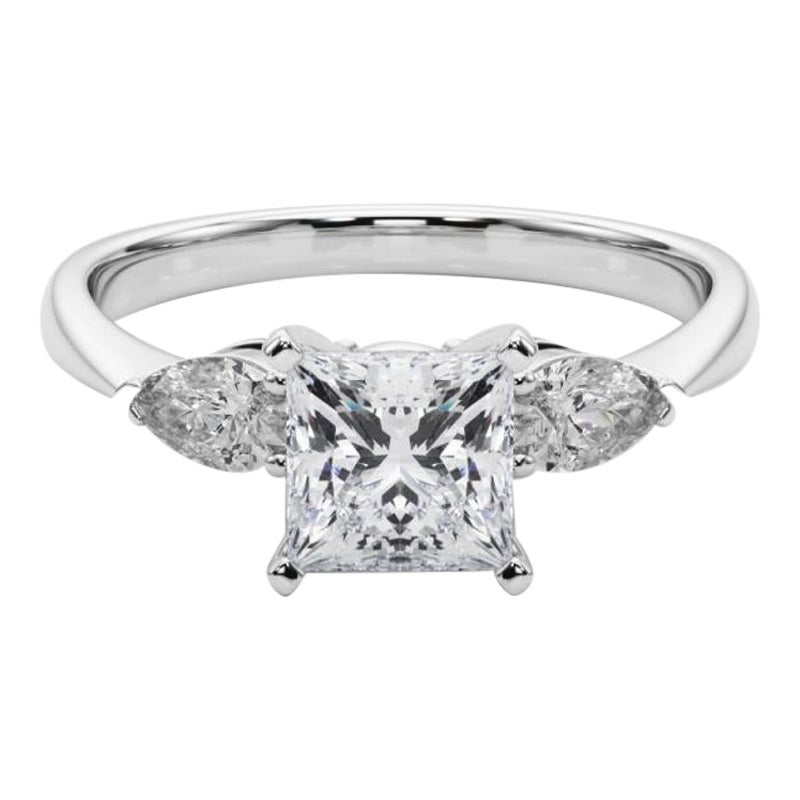 GIA Certified 1,5 Carat Princess East-West Three-Stone Diamond Ring in platino