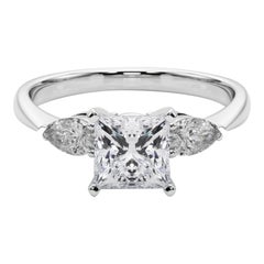 GIA Certified 1,5 Carat Princess East-West Three-Stone Diamond Ring in platino