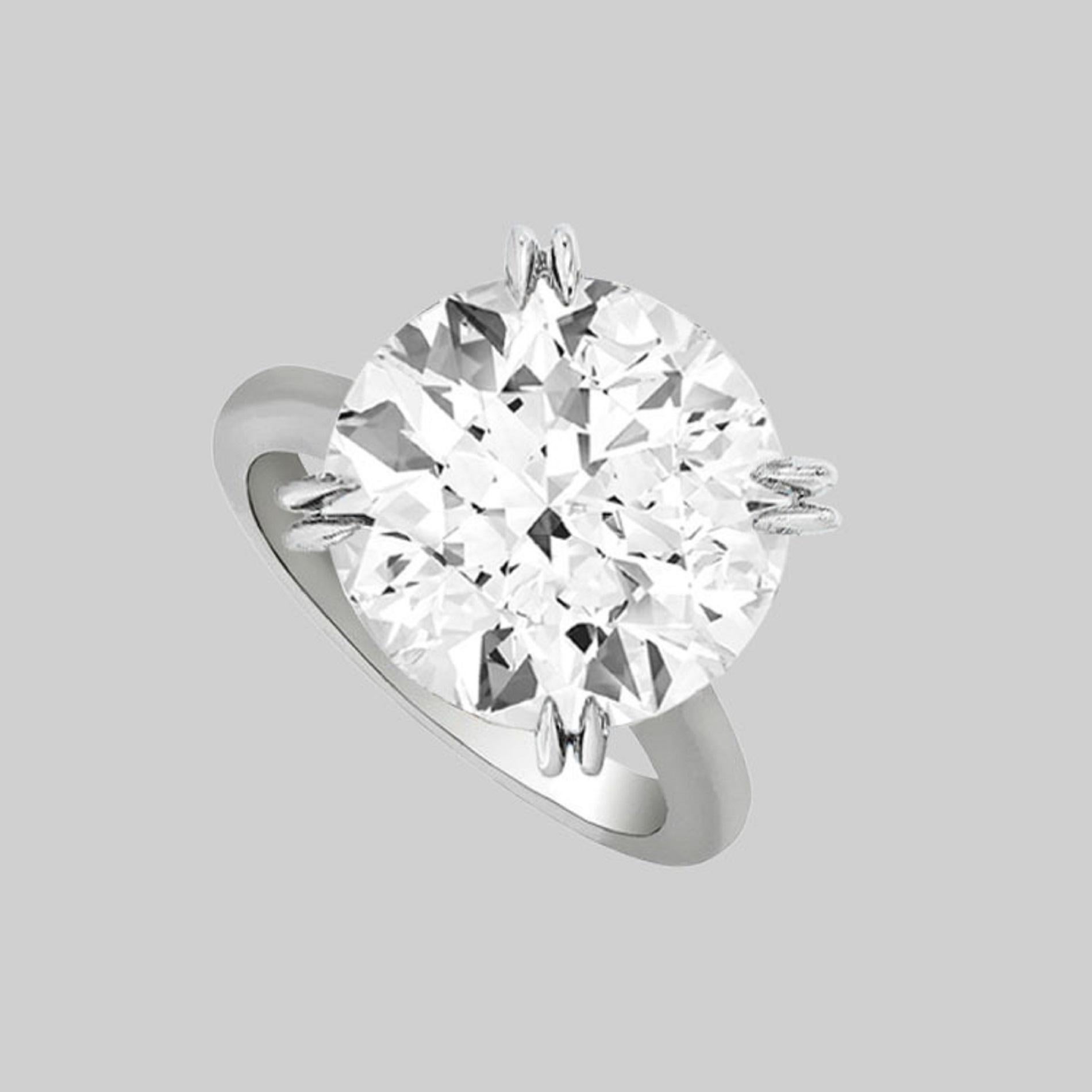 Ein außergewöhnlicher GIA-zertifizierter Verlobungsring mit rundem Diamantschliff. Der Hauptstein hat ein Gewicht von 10 Karat, ist von der Farbe her F und von der Reinheit her VS1.  Ausgezeichneter Glanz und Leistung.

- Ausgezeichneter Schnitt
-