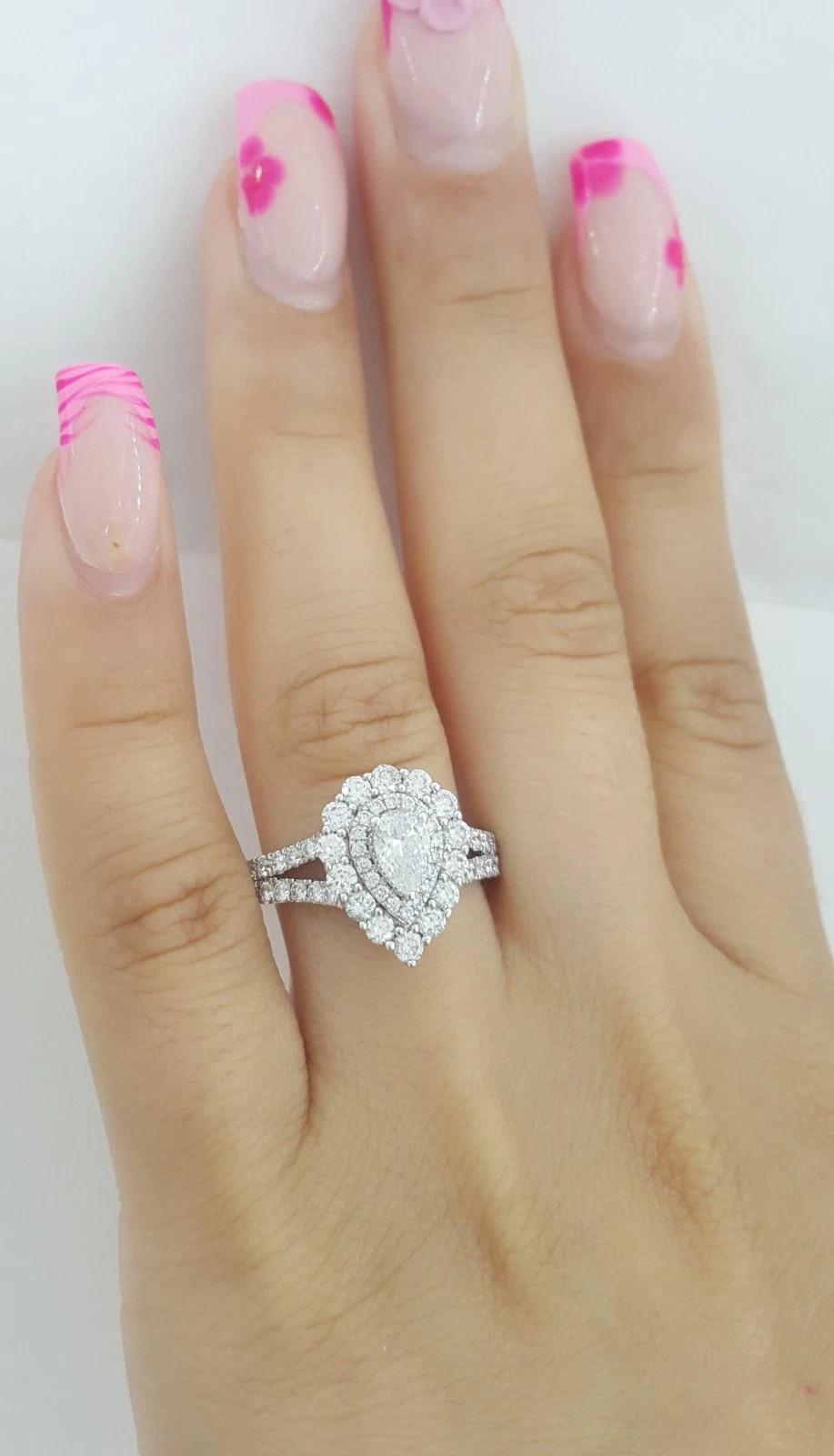  Diamant-Verlobungsring mit Birnenschliff und doppeltem Halo 1,5 ct 14K Weißgold



Der Ring wiegt 5,2 Gramm, Größe 8,75, der Mittelstein ist ein natürlicher Diamant im Birnen-Brillant-Schliff und es gibt 64 natürliche Diamanten im runden