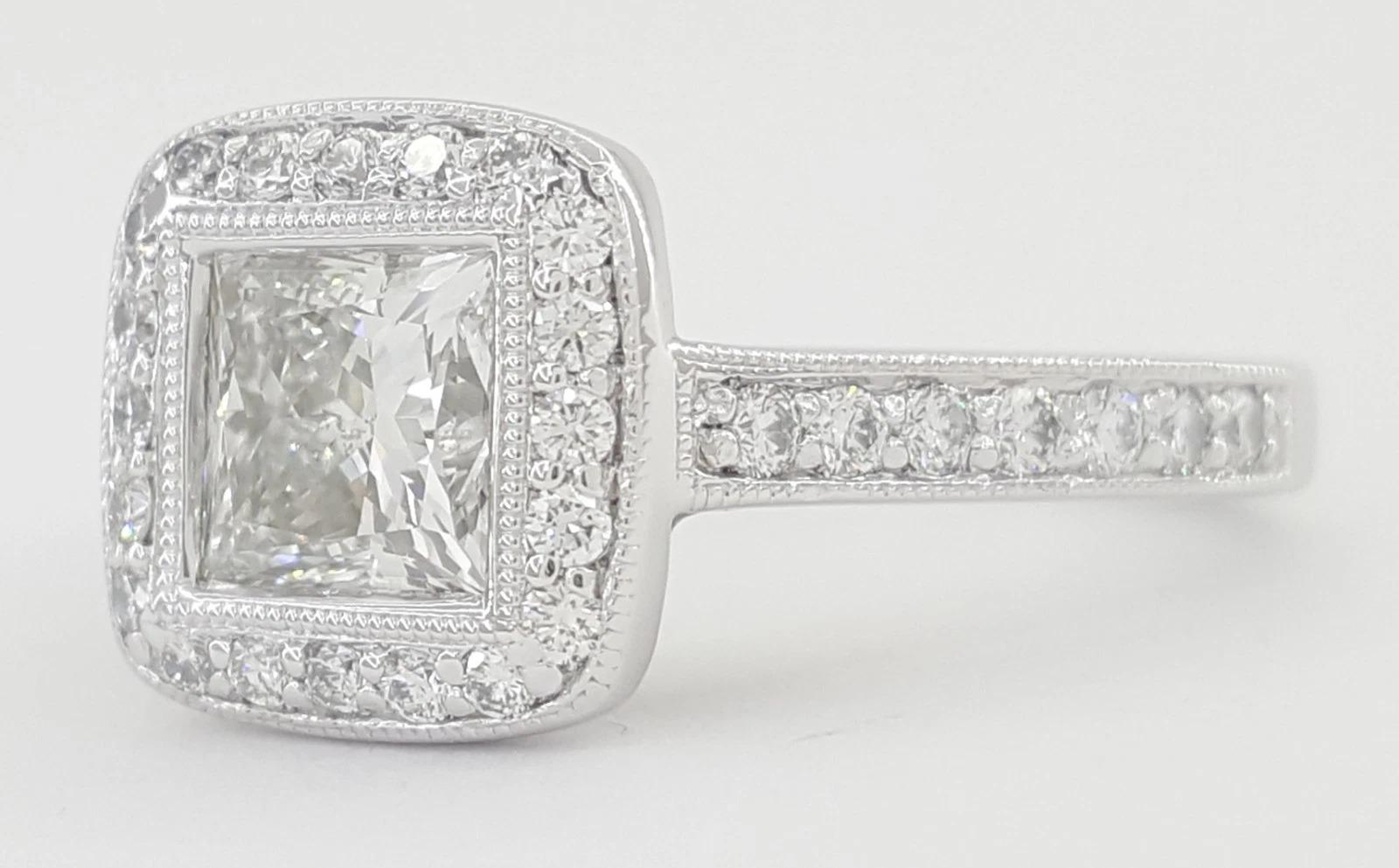 GIA zertifizierter 1,5 Karat Diamant-Halo-Verlobungsring im Prinzessinnenschliff (Carréschliff) im Angebot