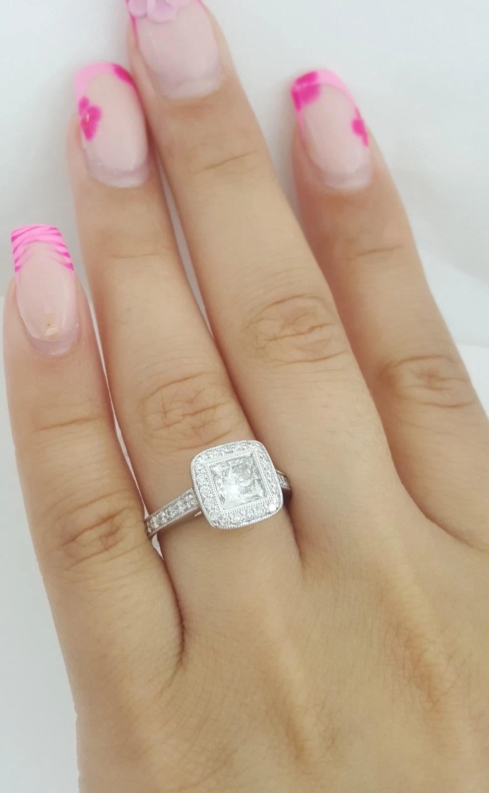 GIA zertifizierter 1,5 Karat Diamant-Halo-Verlobungsring im Prinzessinnenschliff im Zustand „Neu“ im Angebot in Chicago, IL