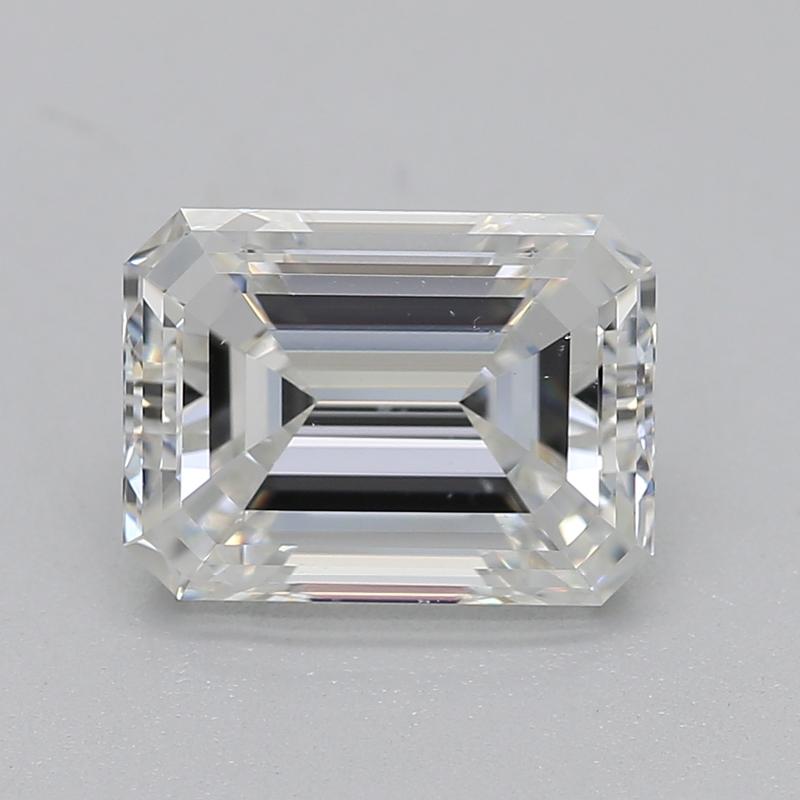 Realizzato a mano a New York, questo splendido anello con diamante e pietra centrale smeraldo F VS2 1,50 irradia un'eleganza senza pari. Il centrotavola è fissato in una delicata incastonatura a cestello a quattro punte, che permette alla luce di
