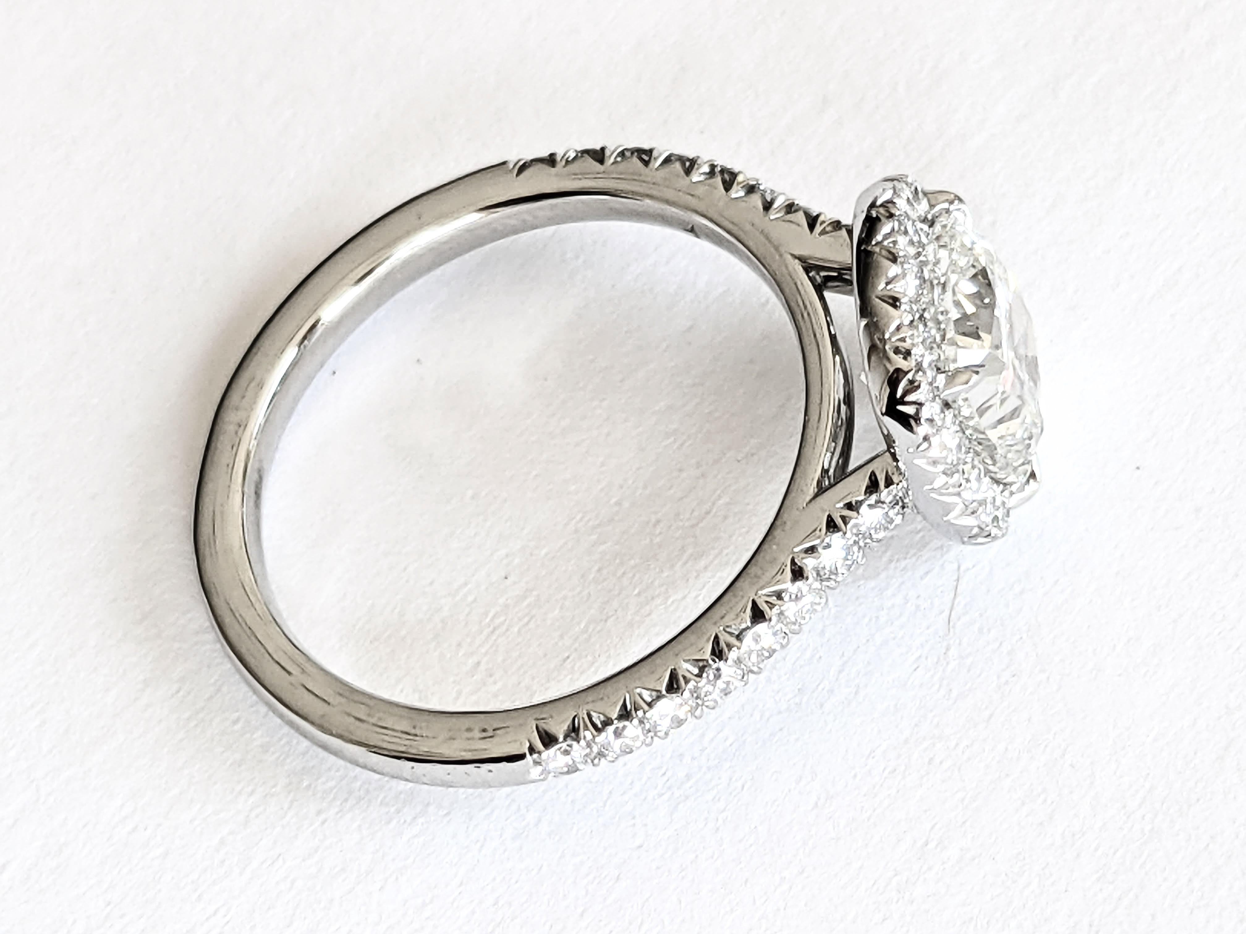 Diamant coussin de 1,50 carat certifié par le GIA et pavé de diamants en platine 950 Neuf - En vente à New York, NY