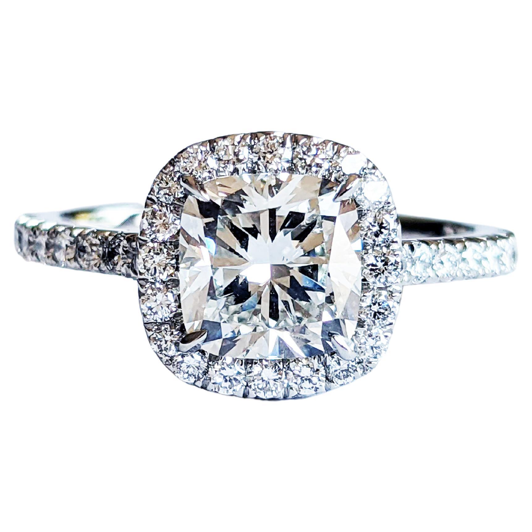 Halo de diamantes de 1,50 quilates certificado por el GIA con pavé de diamantes en platino 950