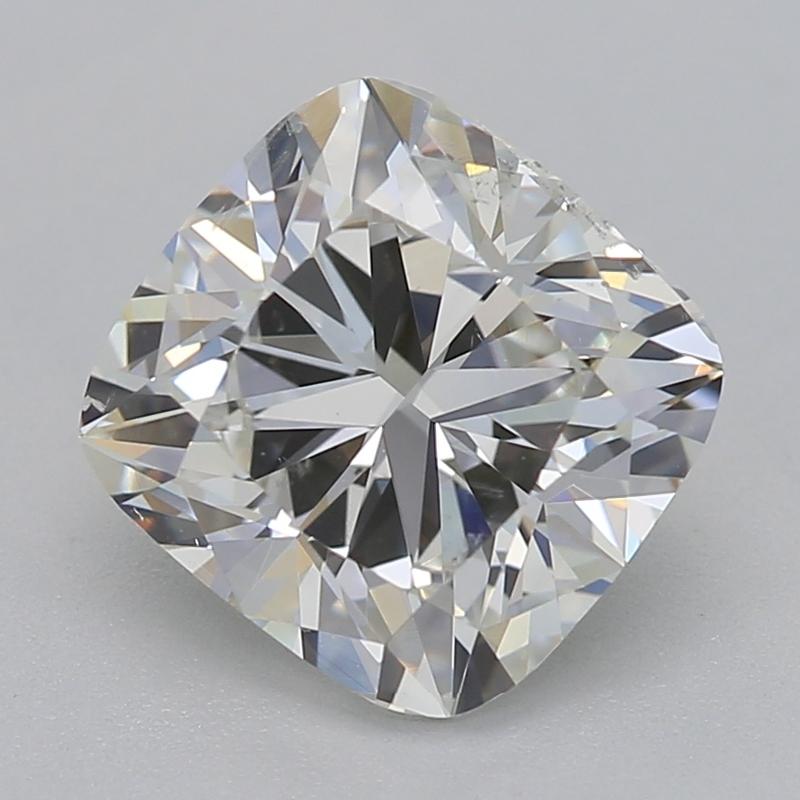 Realizzato a mano a New York, uno splendido anello con diamante che fonde un'eleganza senza tempo con un design moderno, caratterizzato da un magnifico centro di un diamante cushion I SI1 1,50. Il diamante è splendidamente incastonato in una