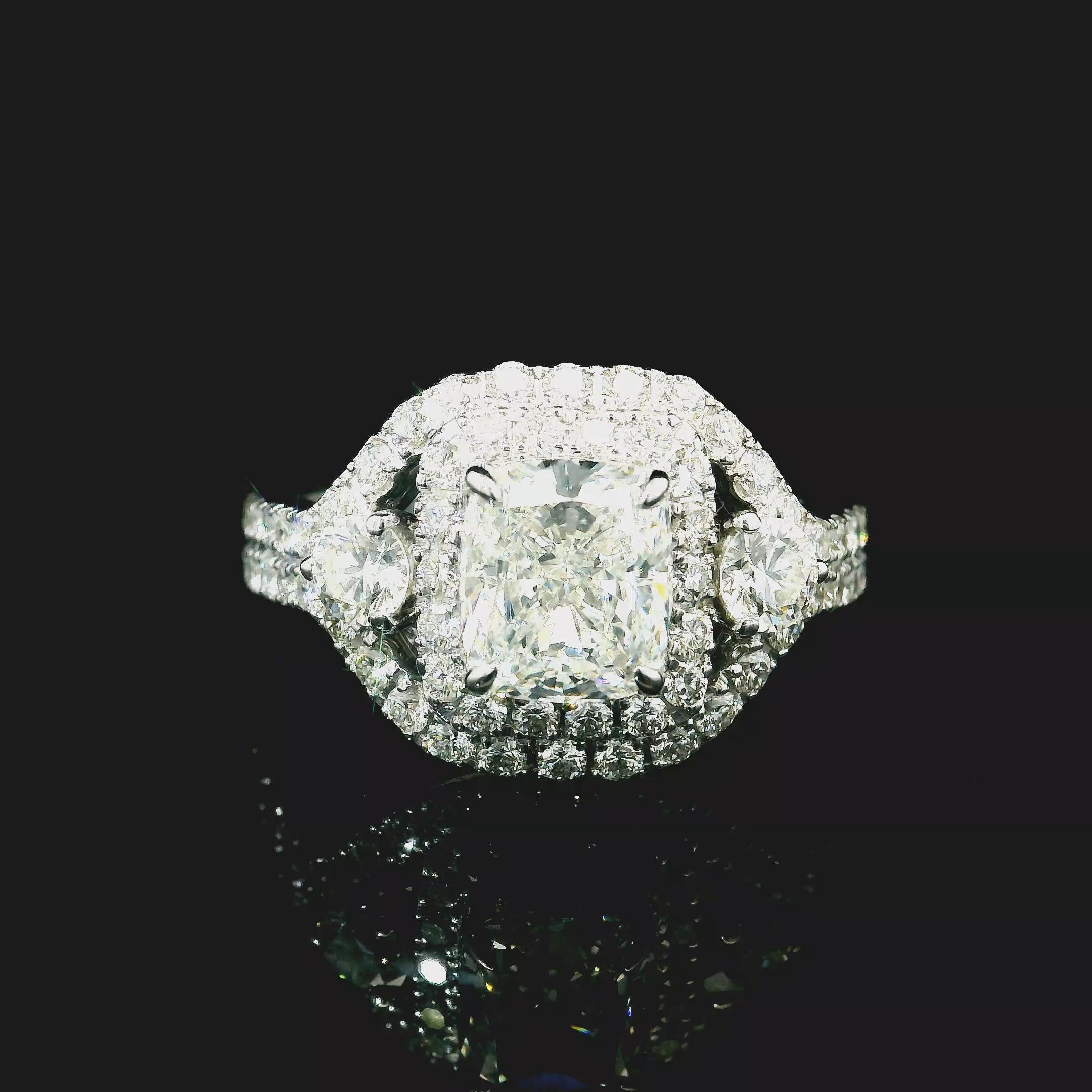 Ring aus 18kt Weißgold mit Diamanten
  
  Goldfarbe und Karat: Weißgold 18kt
  Gewicht: 5.92 Gramm
  
  Satz mit...
  Steinart: Diamanten
  Die Form: Kissen
  Karat: 1,50 ct
  Farbe: D
  Klarheit: VS1
  
  Umliegende Steine: Diamanten

 1) Seite