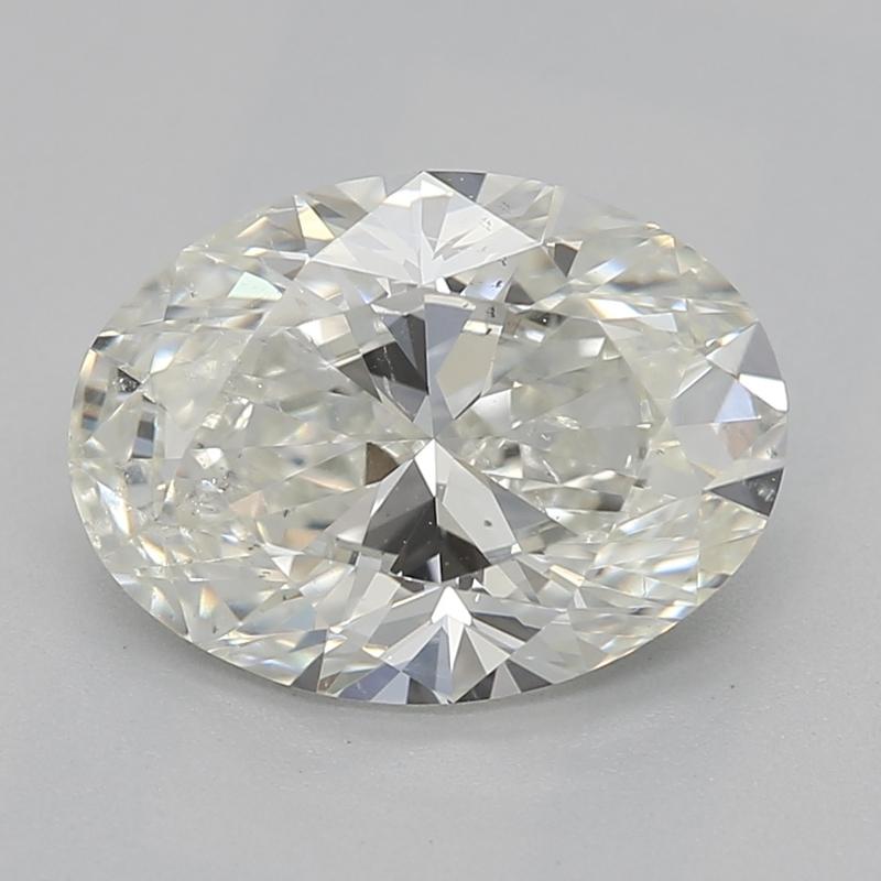Realizzato a mano a New York, questo squisito anello con diamante presenta un design accattivante che unisce l'ispirazione vintage all'eleganza moderna. Al centro, un diamante ovale mozzafiato, del peso di 1,50, mostra un'incontaminata J e un
