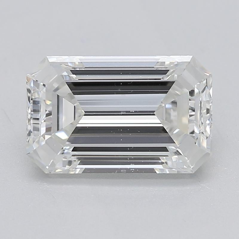 Un anello con diamante radioso con una splendida pietra centrale a forma di smeraldo, del peso di 1,50 e certificata per la sua eccezionale qualità con G e VS2. Questo squisito pezzo è realizzato in lussuoso platino, con un'intricata incastonatura a