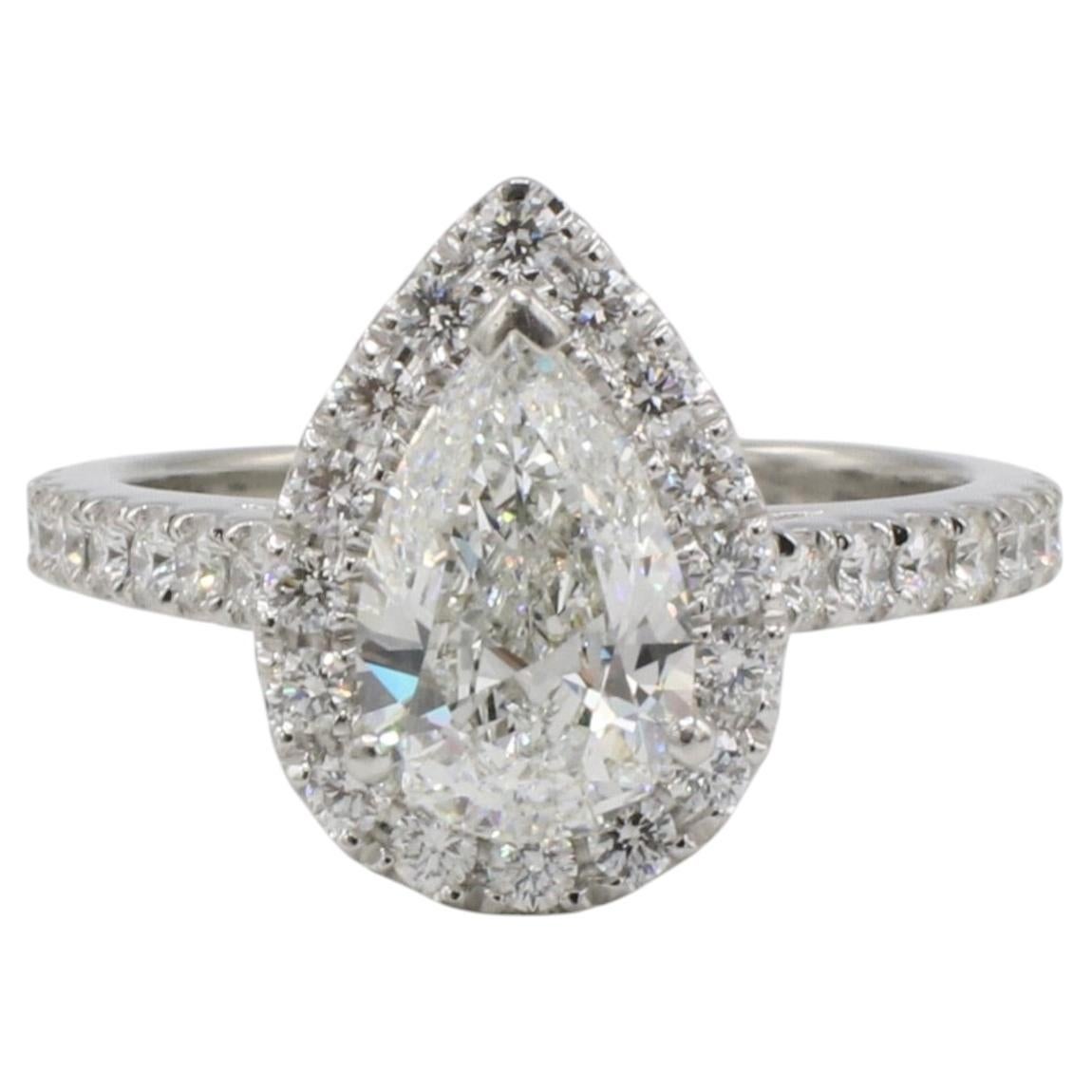 Anello di fidanzamento aureolato con diamante naturale a forma di pera certificato GIA da 1,50 carati F VS2
