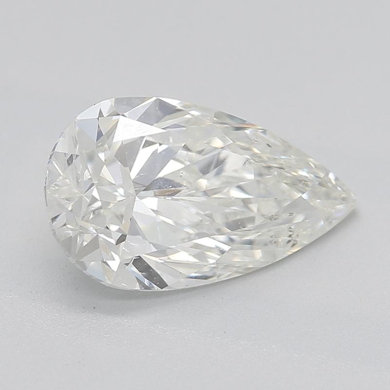 Une remarquable bague en diamant qui incarne à la fois le luxe et l'élégance intemporelle. En son cœur se trouve un magnifique diamant poire pesant 1,50 , classé J et SI2 , certifié par le GIA. Cette pièce maîtresse exquise est élégamment sertie