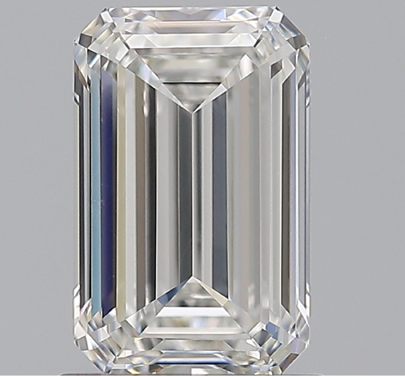 der elegante und sehr hochwertige 1,50ct GIA-zertifizierte Diamant im Smaragdschliff hat eine ausgezeichnete VS2-Klarheit, eine leuchtend weiße G-Farbe und einen hellen, lebendigen, raffinierten Schliff! Die länglichen Proportionen dieses Diamanten