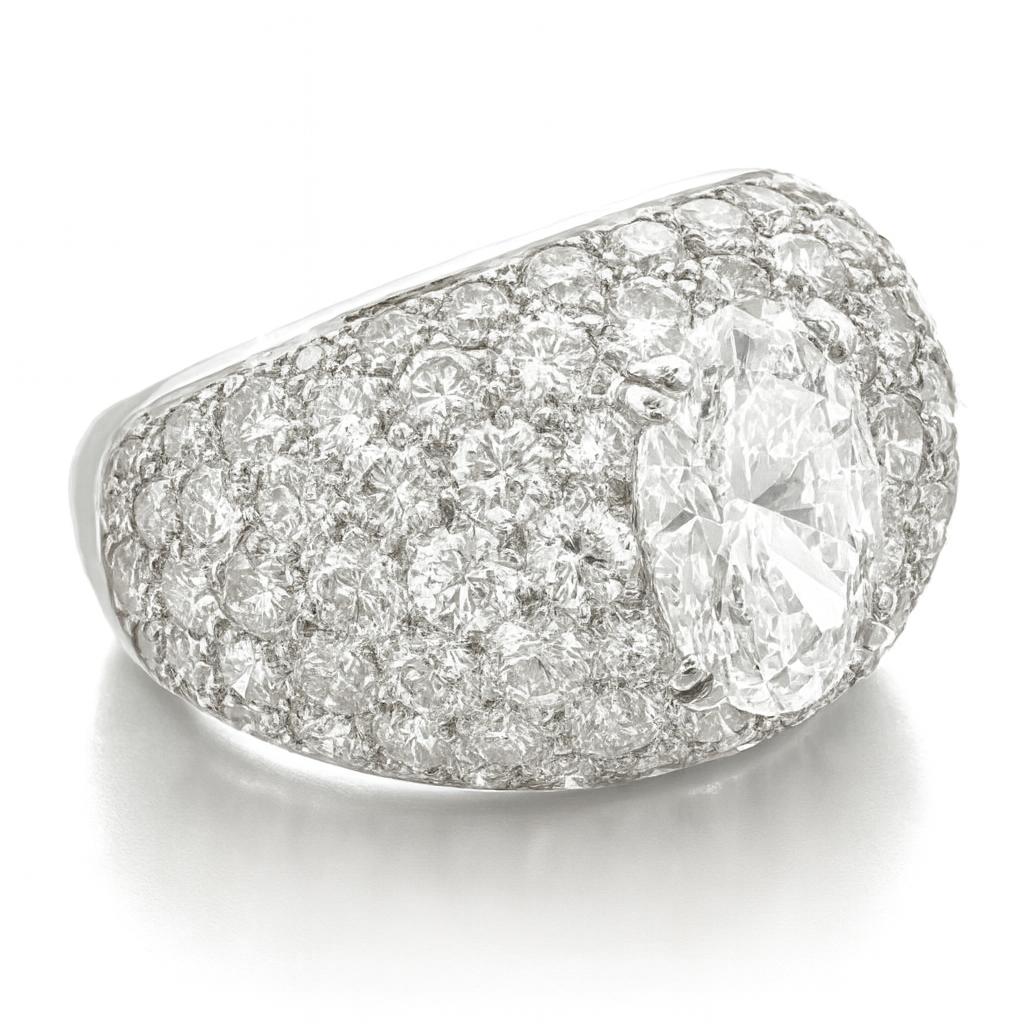 Taille ovale Diamant certifié GIA de 1,50 carat ovale E VVS2  Bague en pavé en vente
