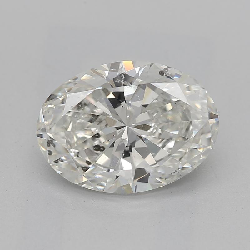 Realizzato a mano a New York, questo squisito anello con diamante presenta una pietra centrale ovale mozzafiato del peso di 1,50, classificata I e SI2, che garantisce una brillantezza accattivante che cattura lo sguardo da ogni angolazione.