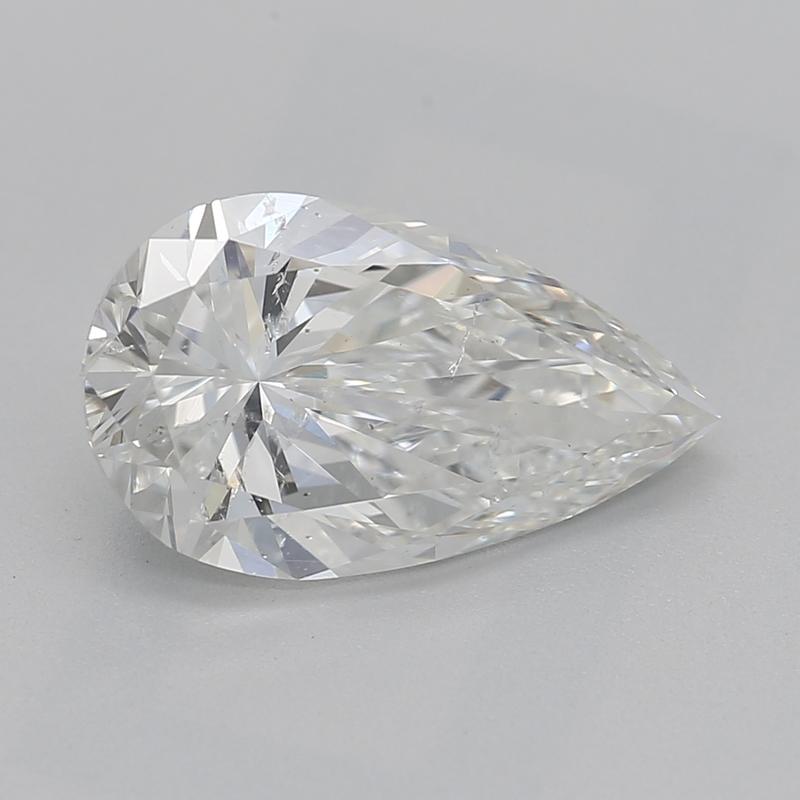 Realizzato a mano a New York, questo squisito anello con diamante presenta un'affascinante pietra centrale, un notevole diamante a pera del peso di 1,50. Classificato G e SI2, il diamante irradia brillantezza e scintillio, rendendolo un vero pezzo