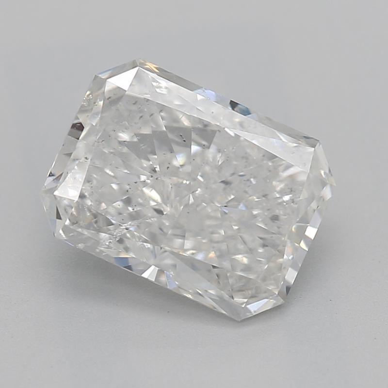 Rehaussez votre collection avec cette exquise bague en diamant dotée d'une époustouflante pierre centrale radieuse H I1 1,50. Un élégant halo en forme d'émeraude entoure la pierre centrale, composée de diamants ronds de taille brillant en serti clos