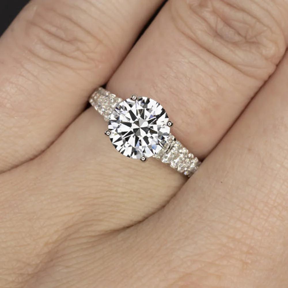 Eleganza: anello con diamante rotondo taglio Brilliante da 1,53 carati in oro bianco 14 carati

Questo intramontabile anello di diamanti irradia eleganza e raffinatezza, grazie a uno splendido diamante naturale Round Brilliante da 1,53 carati.