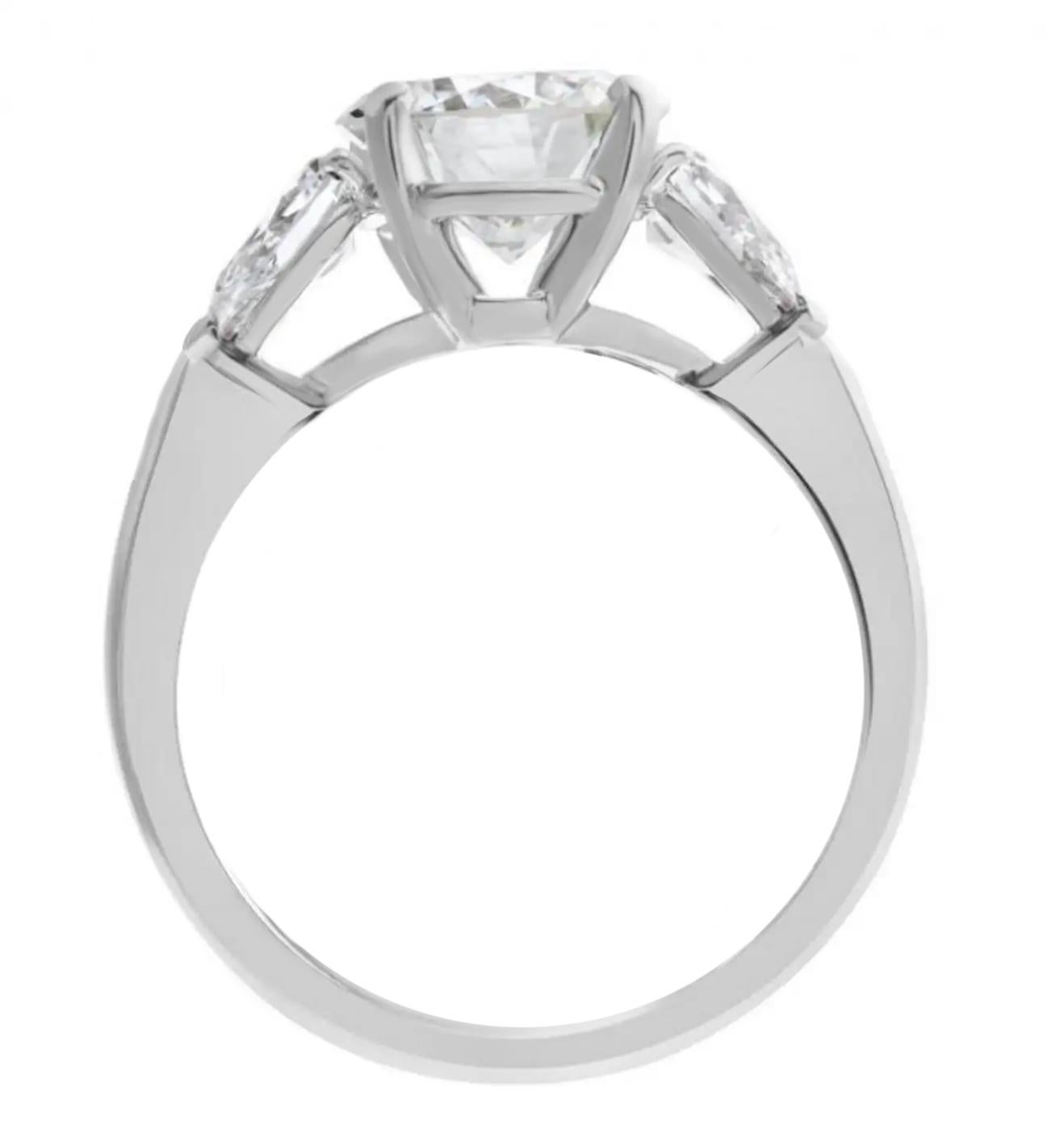 Bague en diamant certifié GIA de 1,50 carat, sertie en or blanc 18 carats avec 2 diamants latéraux en forme de poire ; chaque diamant latéral fait environ 0,55 carat. 
La pierre principale, certifiée par IGI, est classée G en couleur, SI2 en clarté