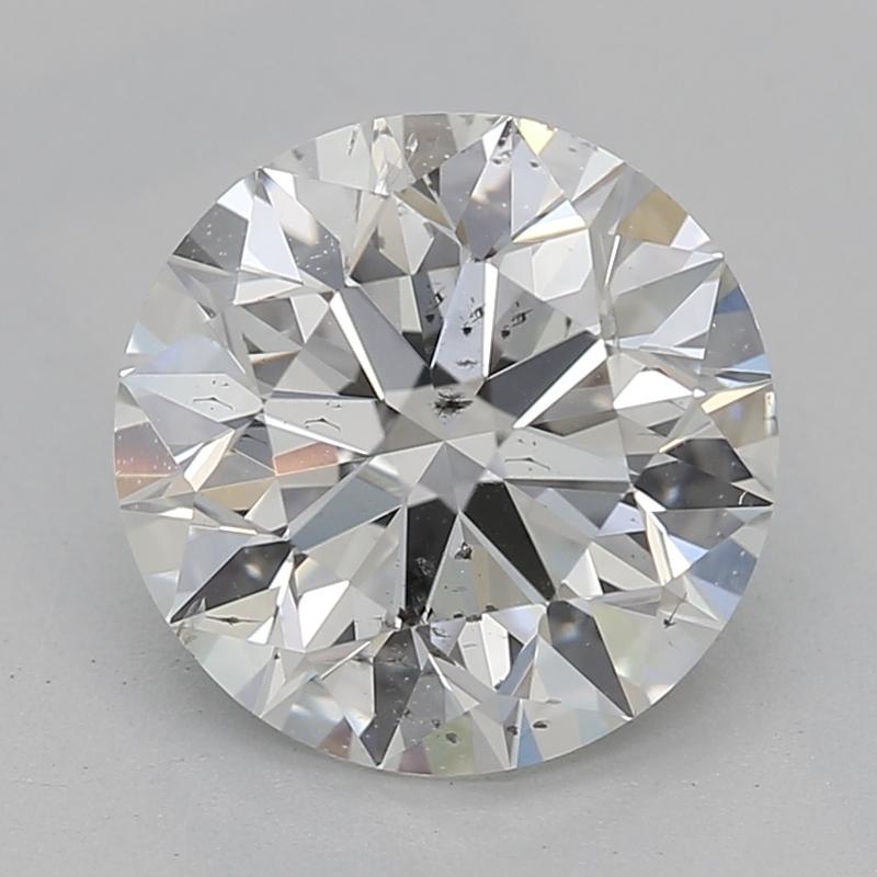 Realizzato a mano a New York, questo splendido anello con diamante presenta un affascinante diamante rotondo del peso di 1,50 , incastonato in un'aureola di pietre laterali rotonde accuratamente progettate. Il diamante centrale è classificato G e