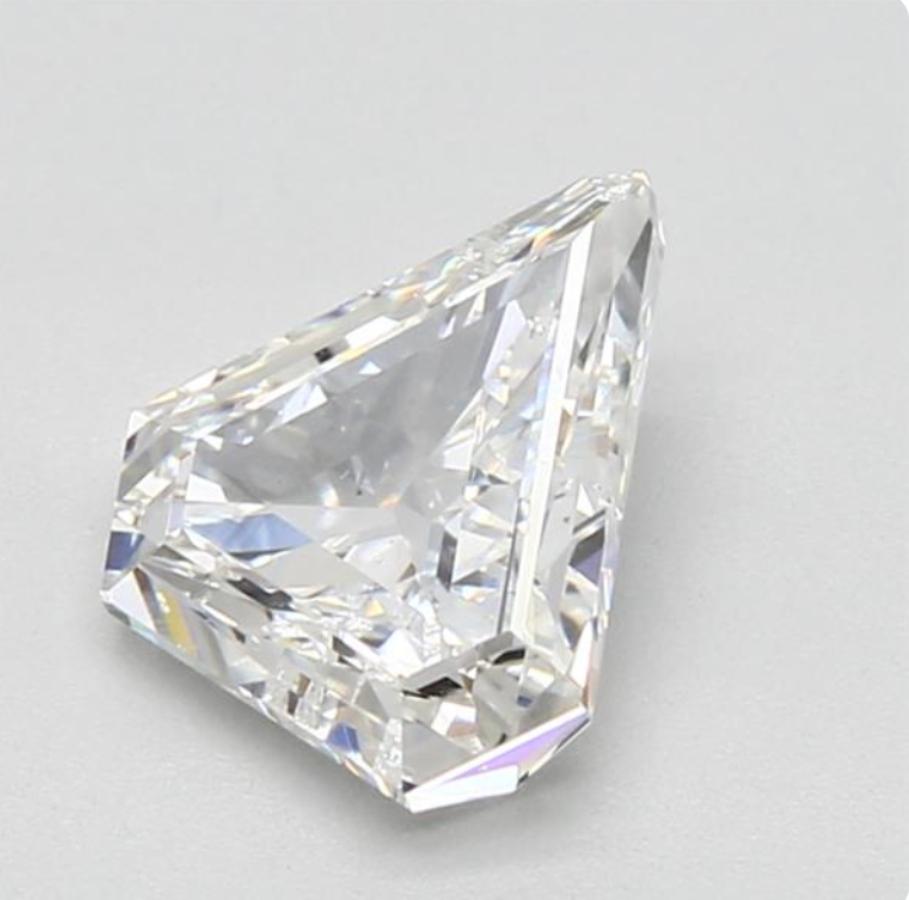 Lassen Sie sich von dem außergewöhnlichen Funkeln und der Lebendigkeit dieses atemberaubenden losen Diamanten von Ness Diamonds verzaubern. Dieser sorgfältig geschliffene und fachmännisch gearbeitete Edelstein bietet ein faszinierendes Lichtspiel