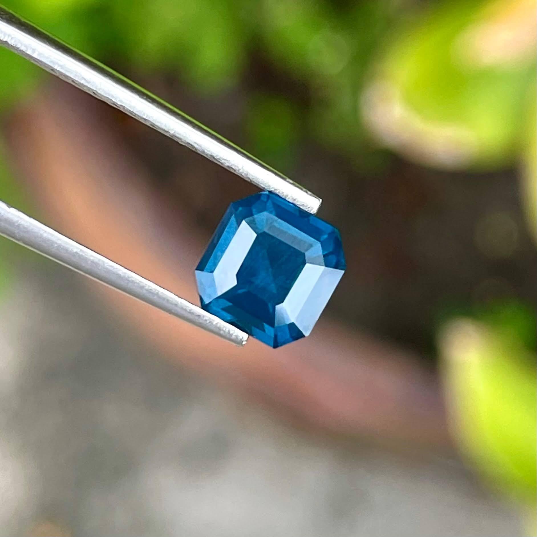 Moderne Pierre précieuse naturelle de spinelle bleu cobalt de 1.50 carat certifiée par le GIA