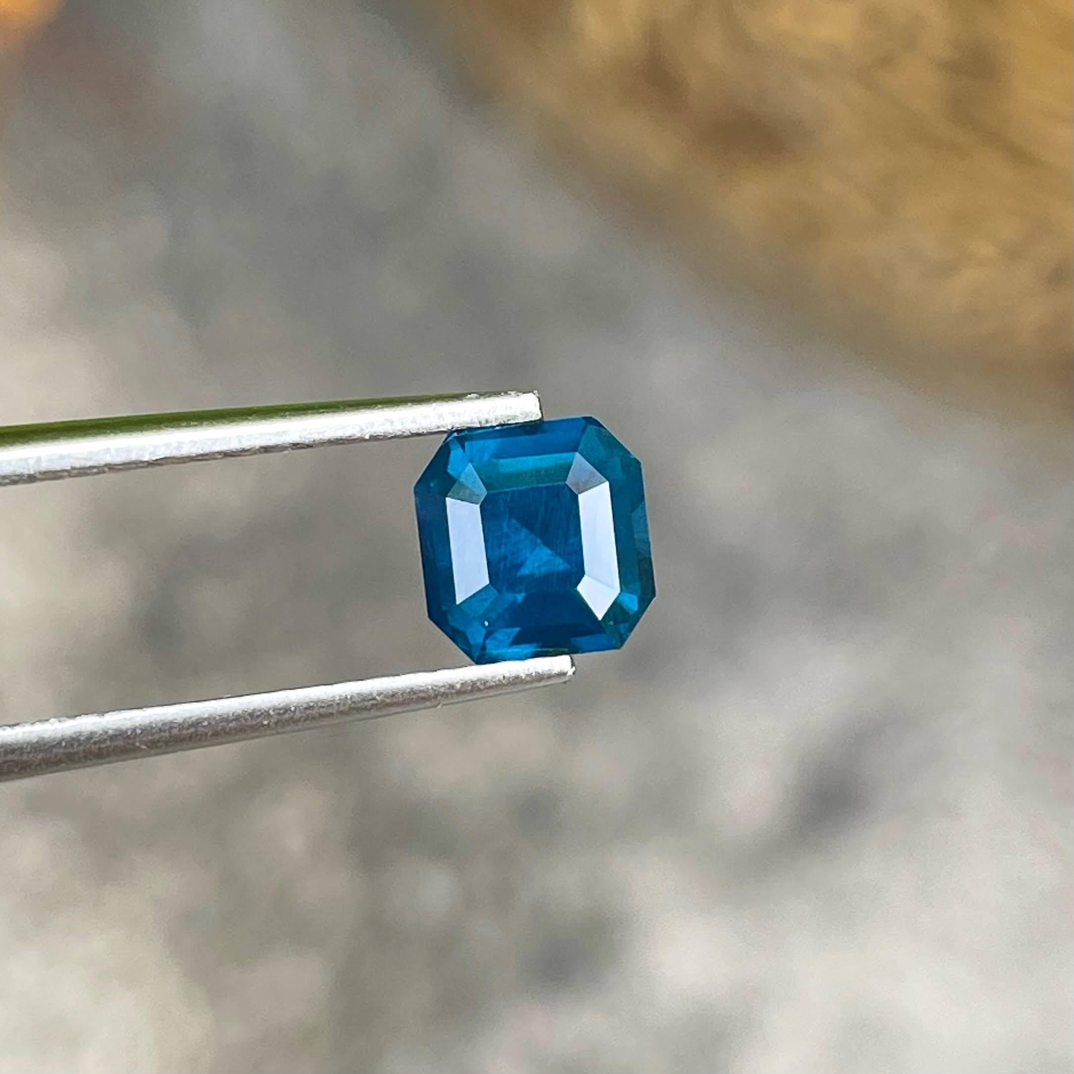 Pierre précieuse naturelle de spinelle bleu cobalt de 1.50 carat certifiée par le GIA Neuf à Bangkok, TH