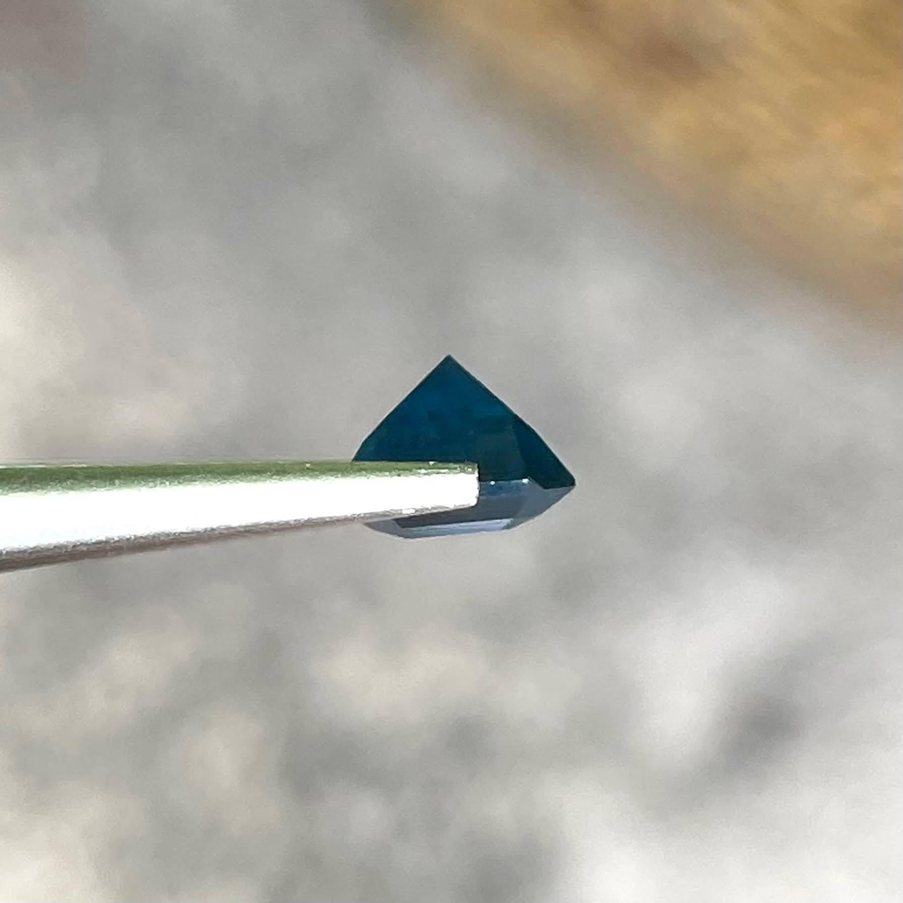  Pierre précieuse naturelle de spinelle bleu cobalt de 1.50 carat certifiée par le GIA Unisexe 