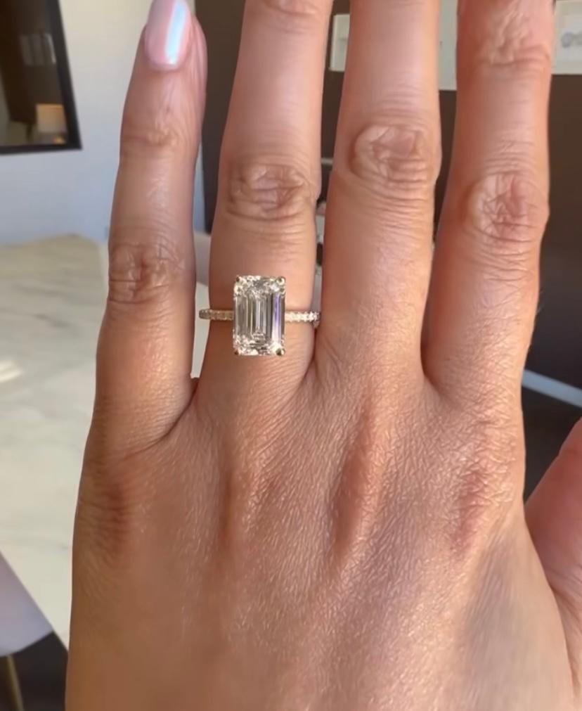 An exclusive solitaire in minimal design, so elegant and chic.
Ring come in 18K gold with a GIA certified Natural Diamond, in perfect emerald cut , of 1,50 carats, D color VVS2 clarity, so sparkly.
Complete with GIA report .

Whosale price.

Note: