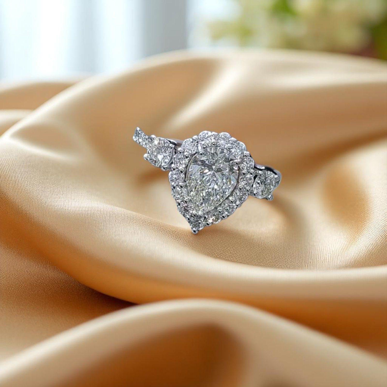 Pear Cut GIA Certified 1.50 Carats F/VS1 Pear Diamonds 18K Gold Ring For Sale
