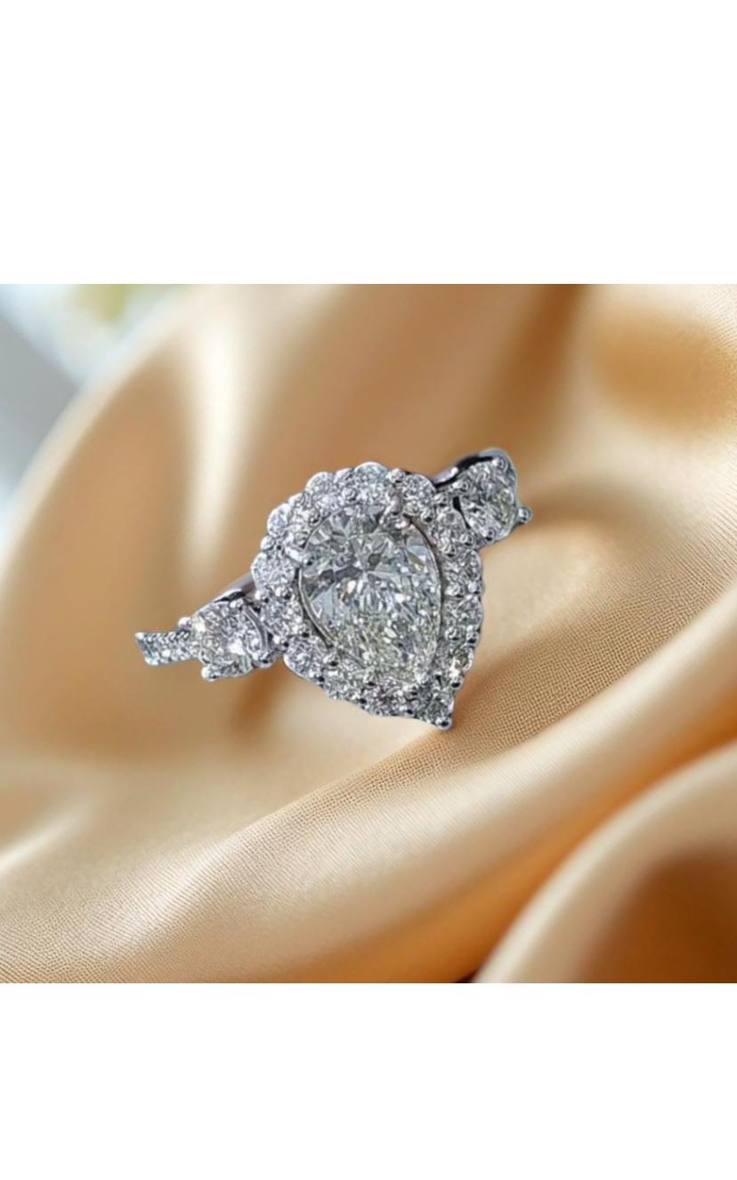 GIA Certified 1.50 Carats F/VS1 Pear Diamonds 18K Gold Ring In New Condition For Sale In Massafra, IT