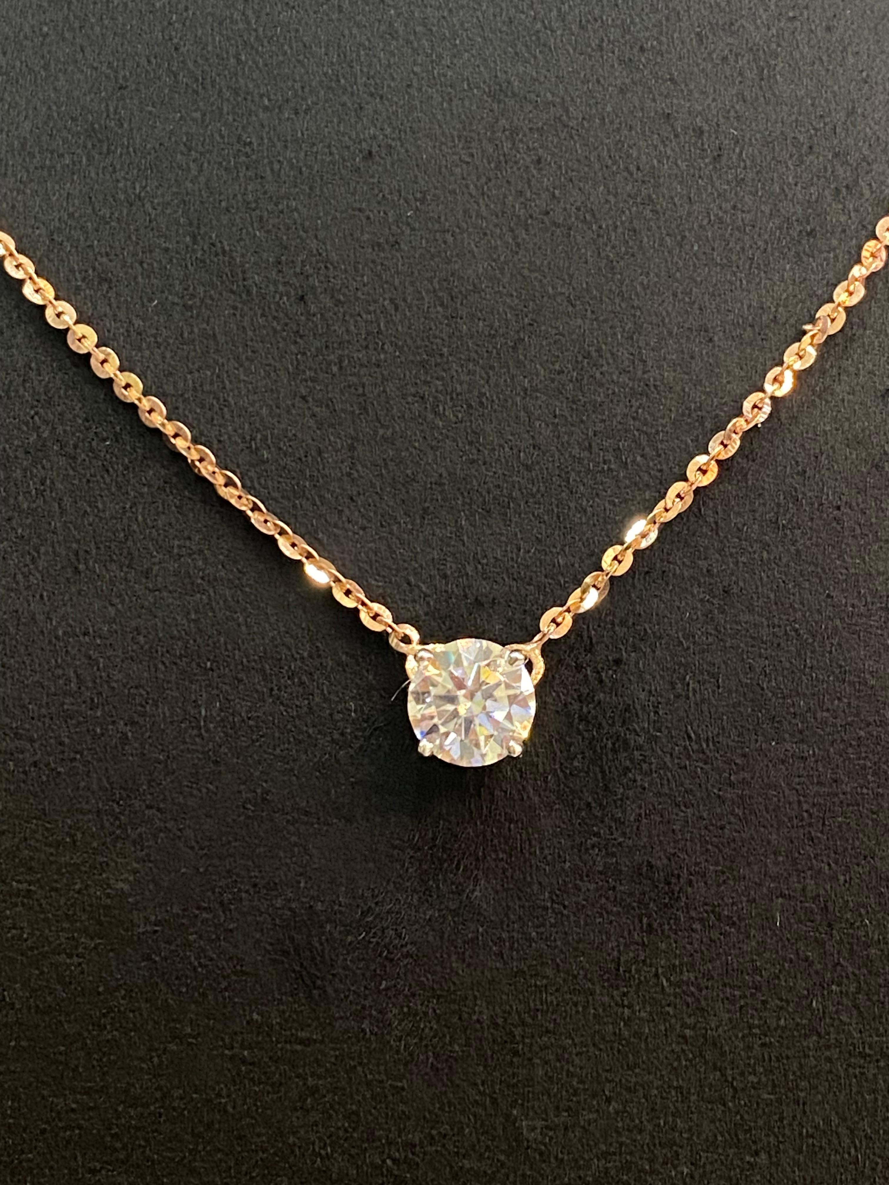 Genießen Sie den Glanz und die Anziehungskraft dieser atemberaubenden GIA-zertifizierten 1,50 Karat F/VS1 Solitär-Halskette mit rundem Diamant aus 18 Karat Gold. Er wurde sorgfältig gefertigt, um Sie mit Brillanz zu schmücken und verspricht, Sie mit