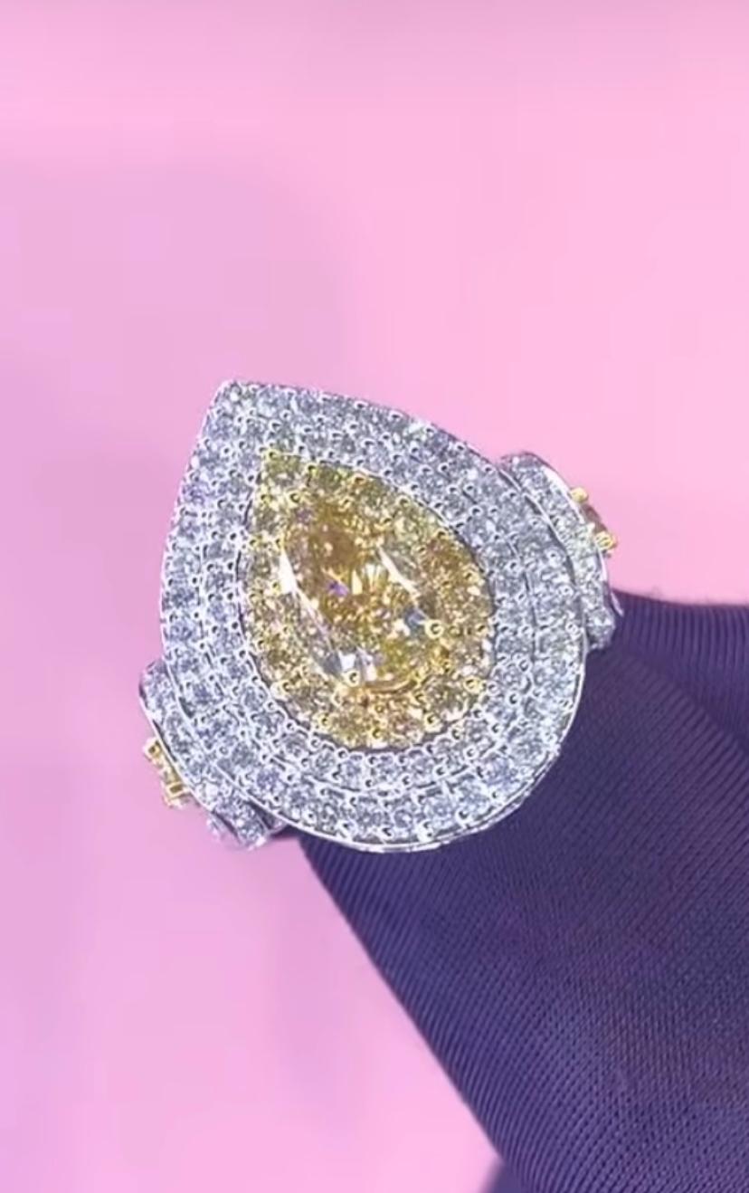 Une bague exquise en diamants fantaisie, au design contemporain, si élégant et raffiné.
Élevez votre beauté intemporelle et ajoutez une touche de couleur exotique à votre look.
Magnifique bague en or 18 carats sertie d'un brillant diamant certifié