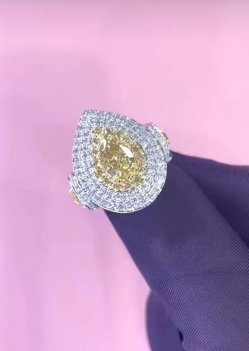 Taille poire Bague en or 18 carats avec diamant jaune brunâtre de 1,50 carat certifié GIA en vente