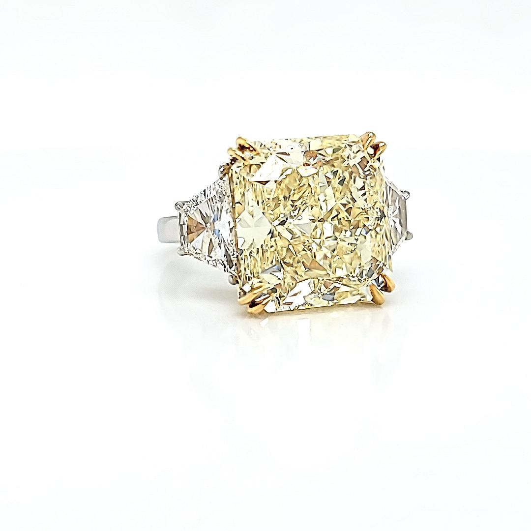 Louis Newman 7 Co Anillo de tres piedras amarillo fantasía certificado GIA de 15,06 quilates Corte radiante en venta